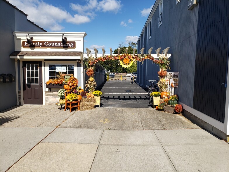 383 Main St, Center Moriches, NY 11934