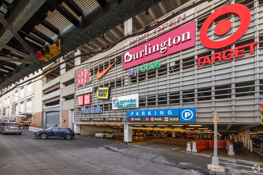 40-24 College Point Blvd, Flushing, NY for lease - Building Photo - Image 2 of 9