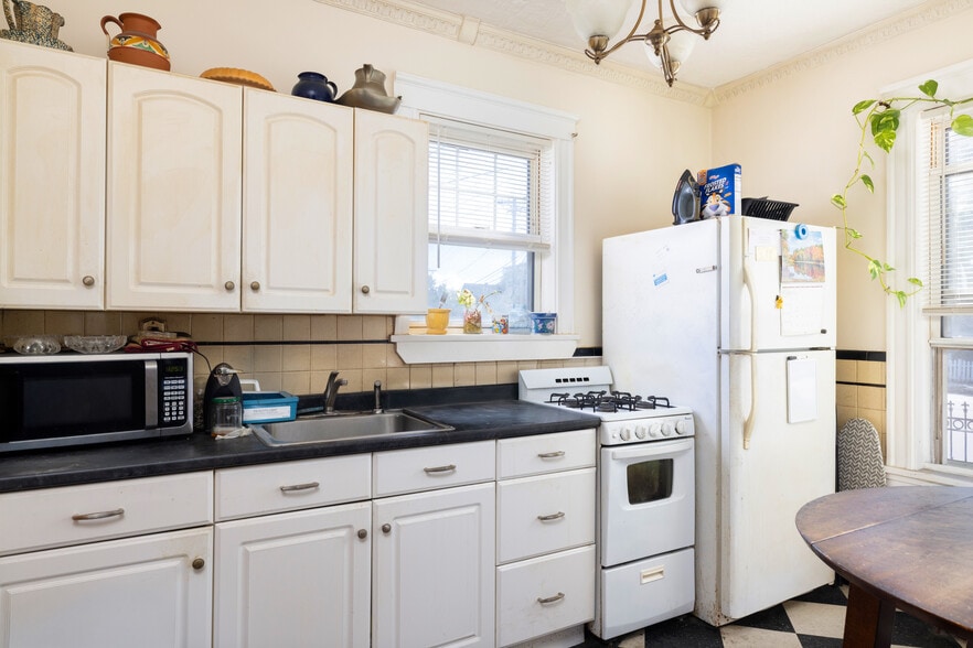 Lynn Portfolio portfolio of 2 properties for sale on LoopNet.com - Building Photo - Image 3 of 32