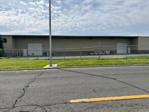 2900 Sutherland Dr, Union Gap, WA for lease Building Photo- Image 2 of 6