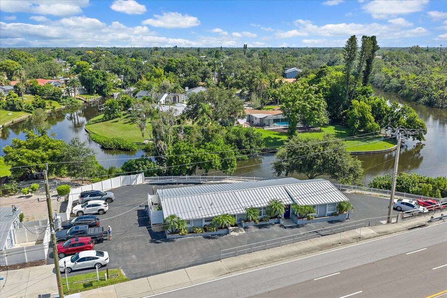 2535 Bee Ridge Rd, Sarasota, FL for lease - Building Photo - Image 2 of 11