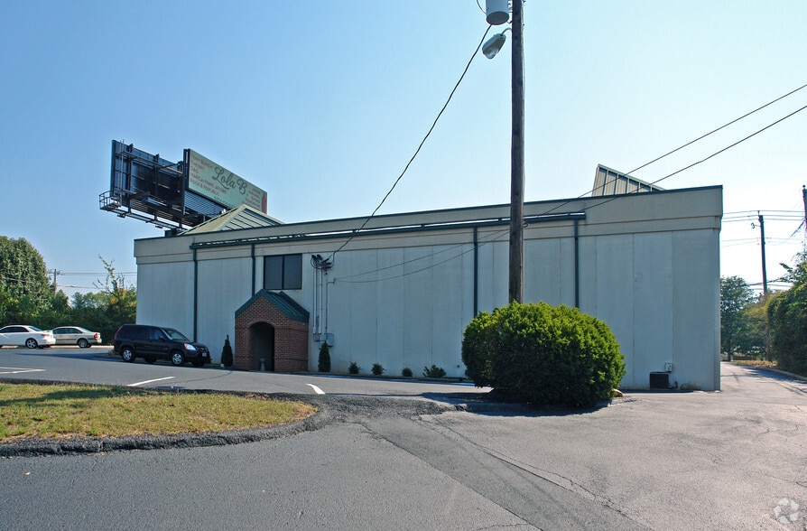 8609 Kingston Pike, Knoxville, TN for lease - Building Photo - Image 2 of 14