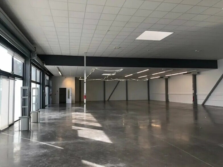 Retail in Pertuis for lease - Building Photo - Image 1 of 3