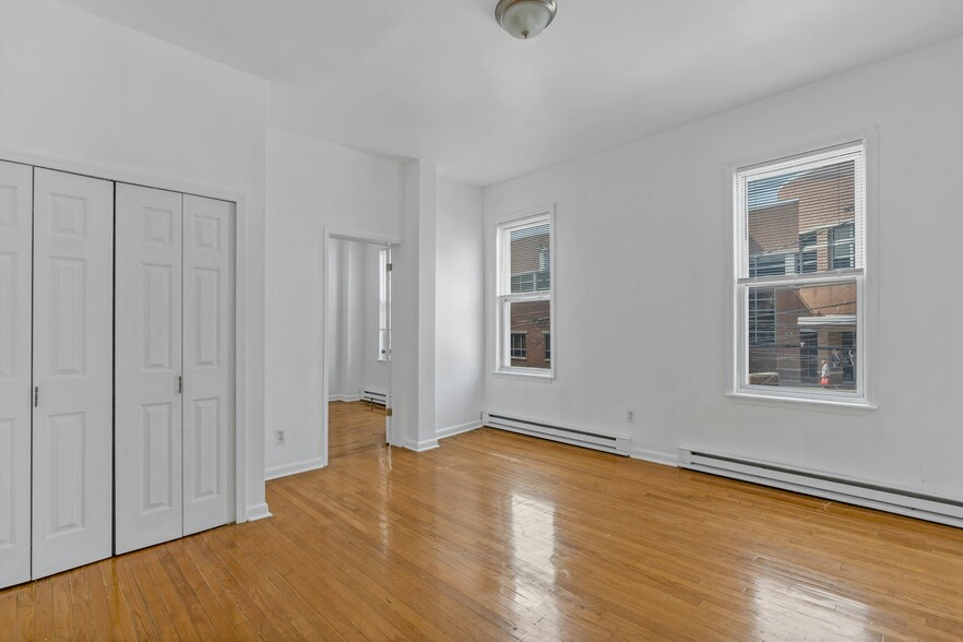 372 Summit Ave, Jersey City, NJ for sale - Interior Photo - Image 3 of 32