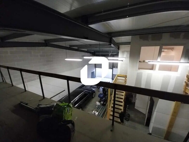 Flex in Le Haillan for lease - Interior Photo - Image 3 of 12