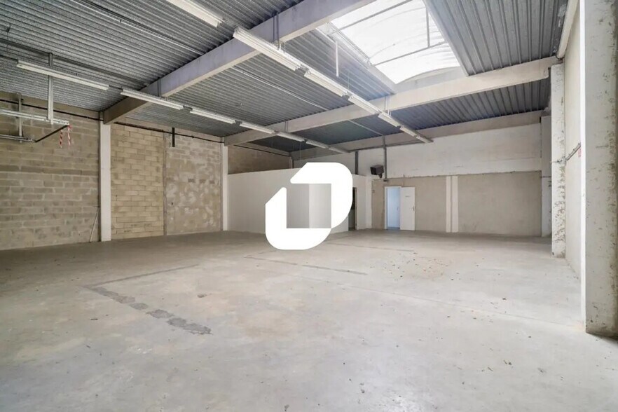 Flex in Lognes for lease - Interior Photo - Image 2 of 7