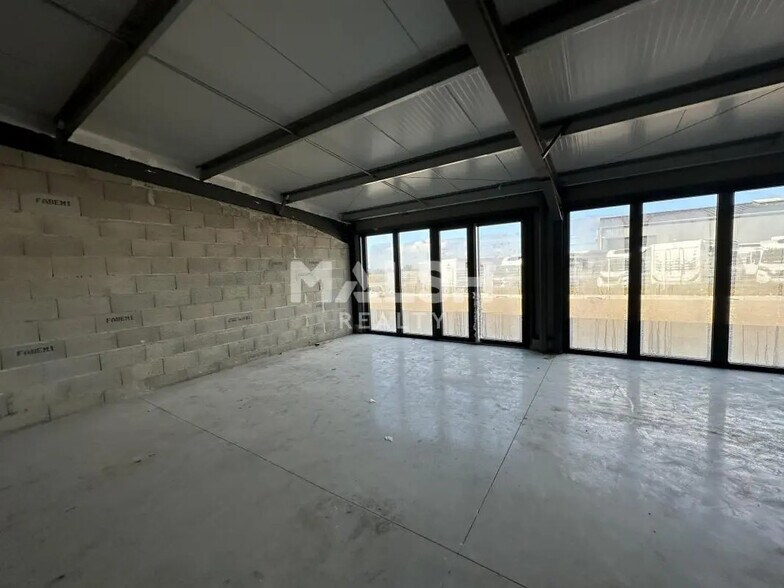 Retail in La Côte-Saint-André for lease - Interior Photo - Image 2 of 5