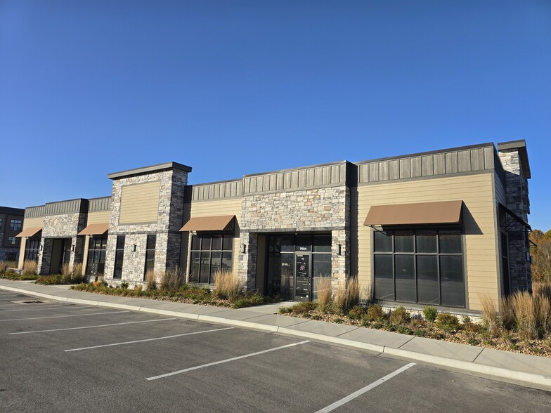 7024 Elizabeth St, Parkville, MO for lease - Building Photo - Image 1 of 12