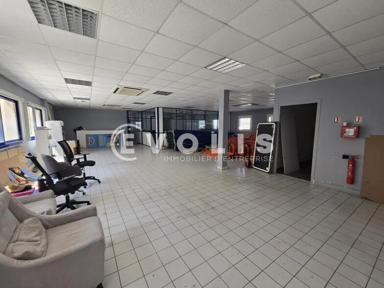 Flex in Morangis for lease - Interior Photo - Image 2 of 9