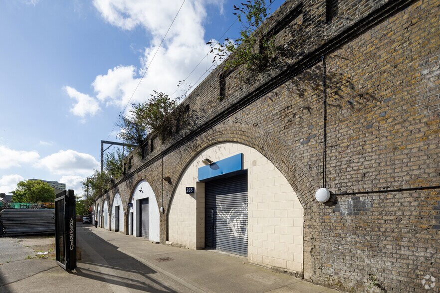 Lancaster Rd, London for lease - Primary Photo - Image 1 of 3