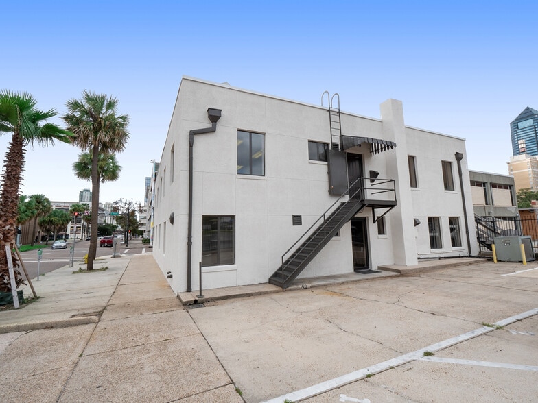 245 E Adams St, Jacksonville, FL for lease - Building Photo - Image 3 of 50