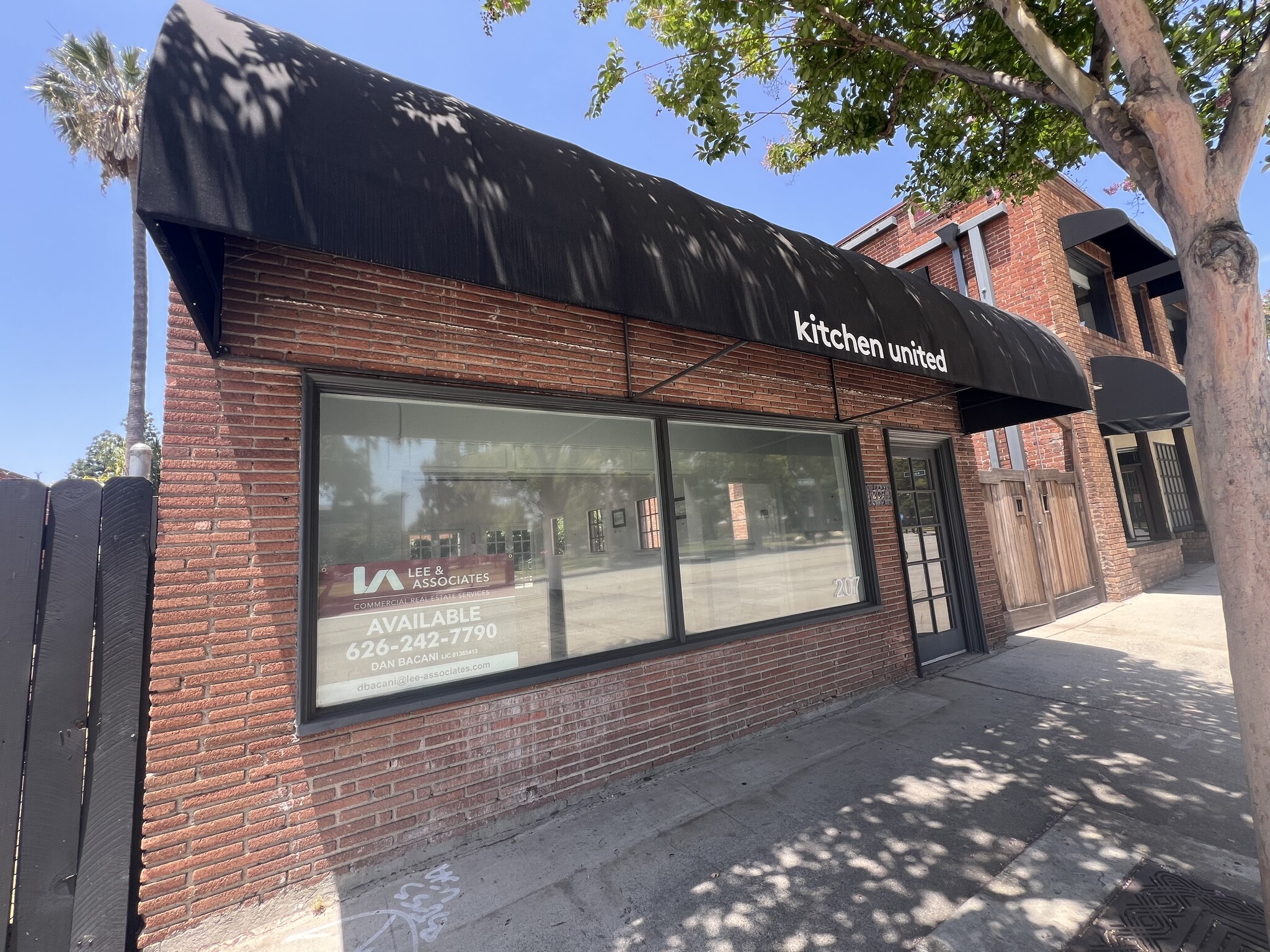 207 S Fair Oaks Ave, Pasadena, CA for lease Interior Photo- Image 1 of 3