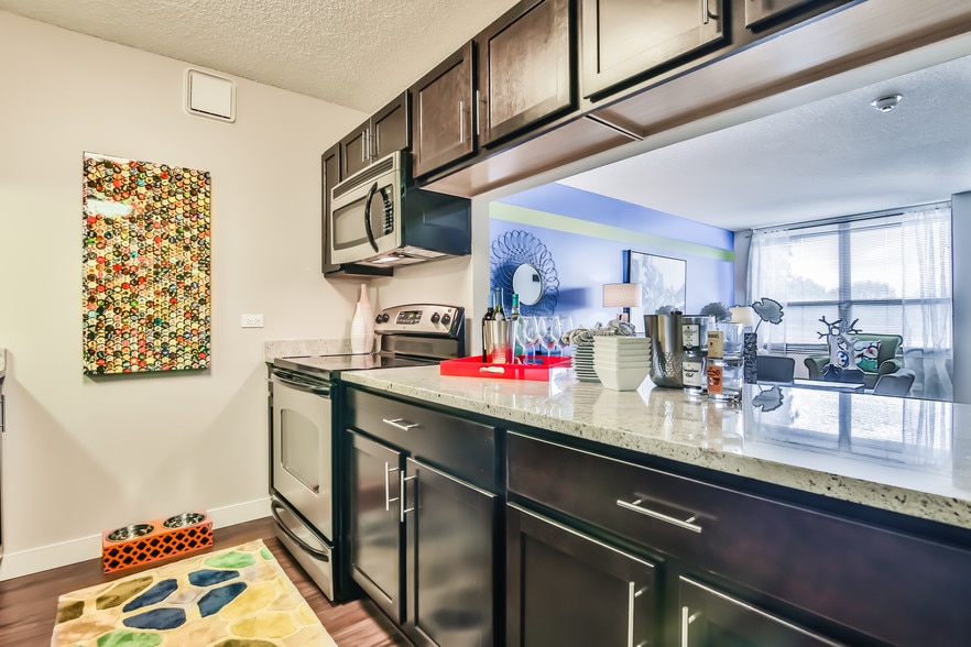 170-200 N Arlington Heights Rd, Arlington Heights, IL for lease - Interior Photo - Image 2 of 2