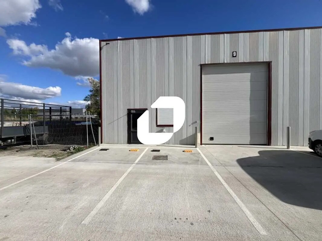 Office in Marolles-en-Hurepoix for lease Building Photo- Image 1 of 6