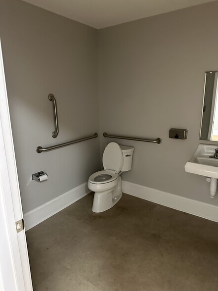 101 and 103 E Main portfolio of 2 properties for sale on LoopNet.com - Building Photo - Image 3 of 13