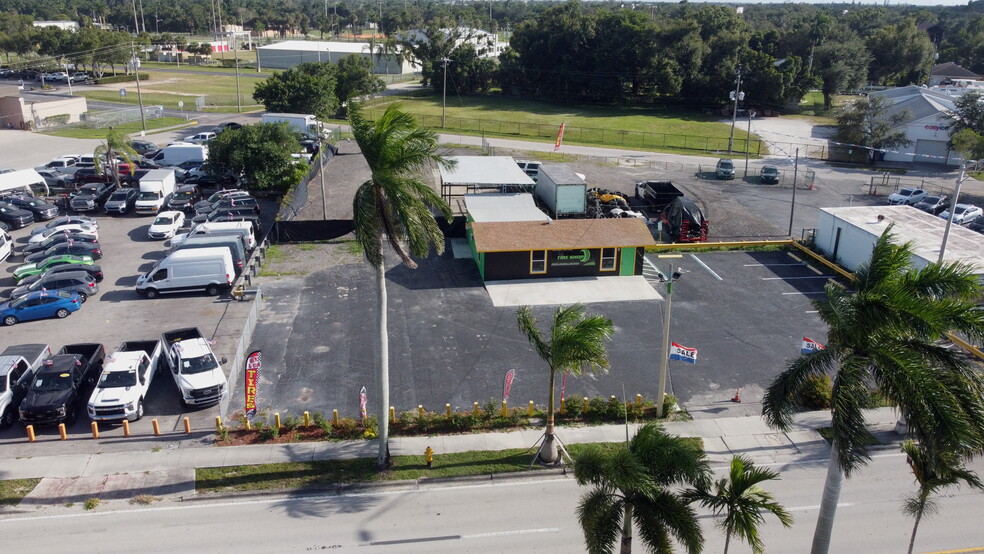 3340 Palm Beach Blvd, Fort Myers, FL for sale - Building Photo - Image 3 of 16