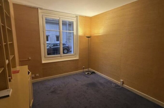 Office in Paris for lease Interior Photo- Image 1 of 3