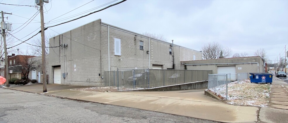 27 N 12th St, Belleville, IL for lease - Building Photo - Image 1 of 2