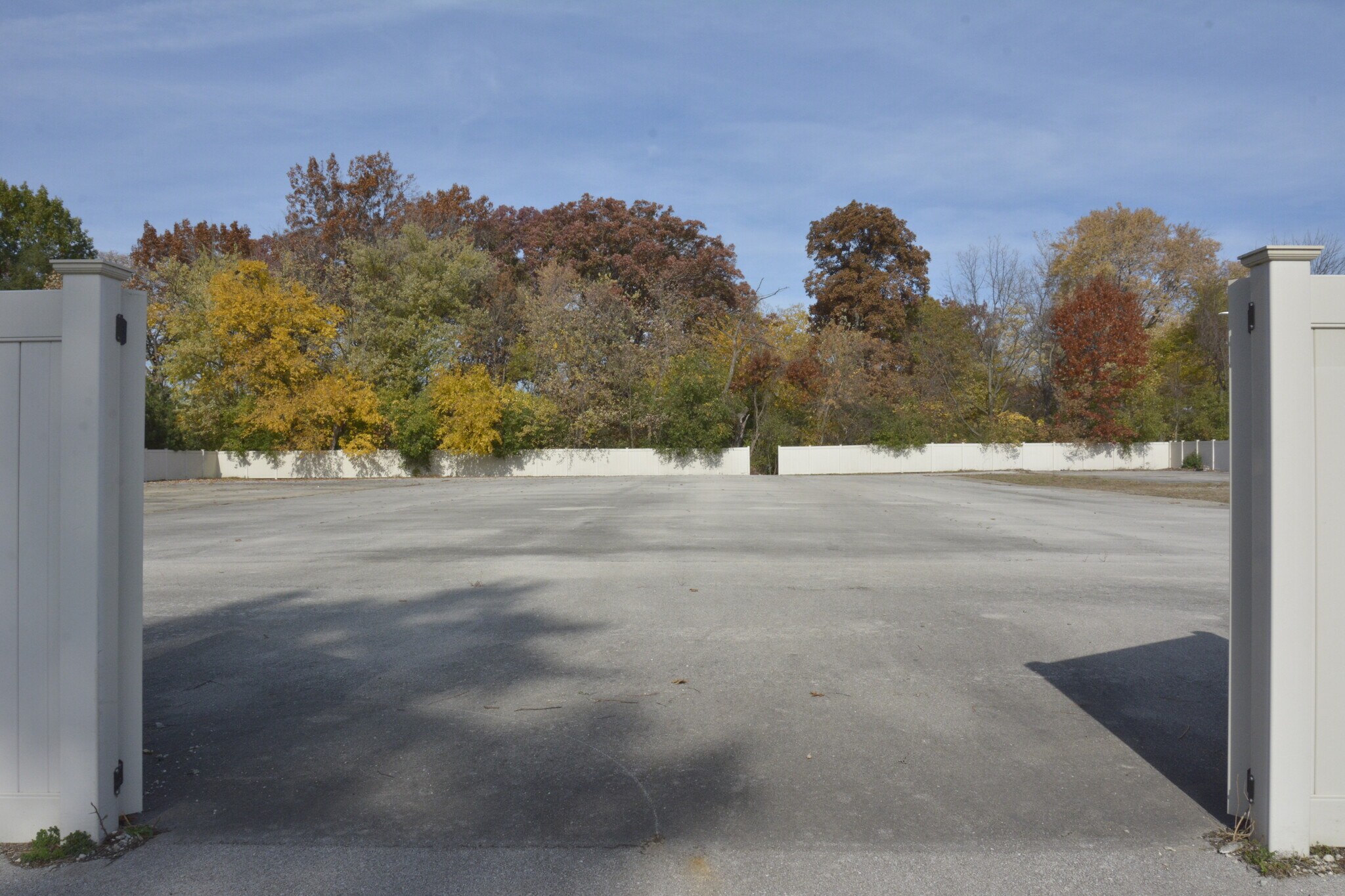 10926 Southwest Hwy, Palos Hills, IL 60465 Retail Showroom and Automotive Service Center