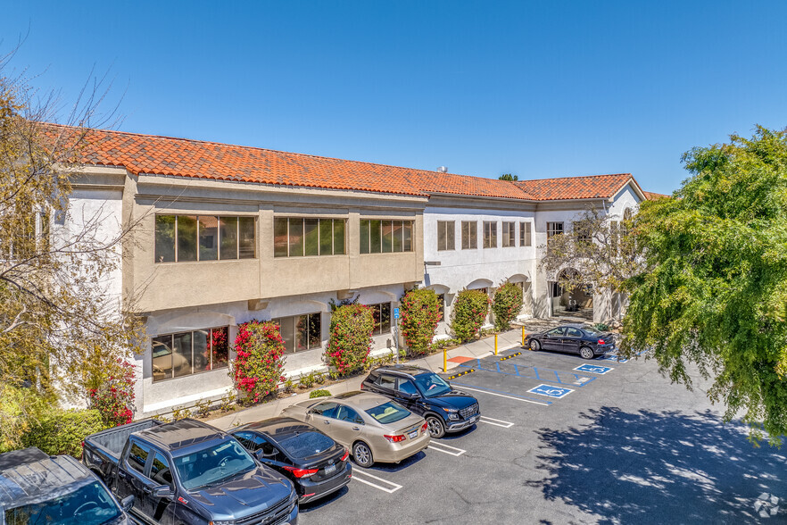 351 Rolling Oaks Dr, Thousand Oaks, CA for lease - Building Photo - Image 2 of 5