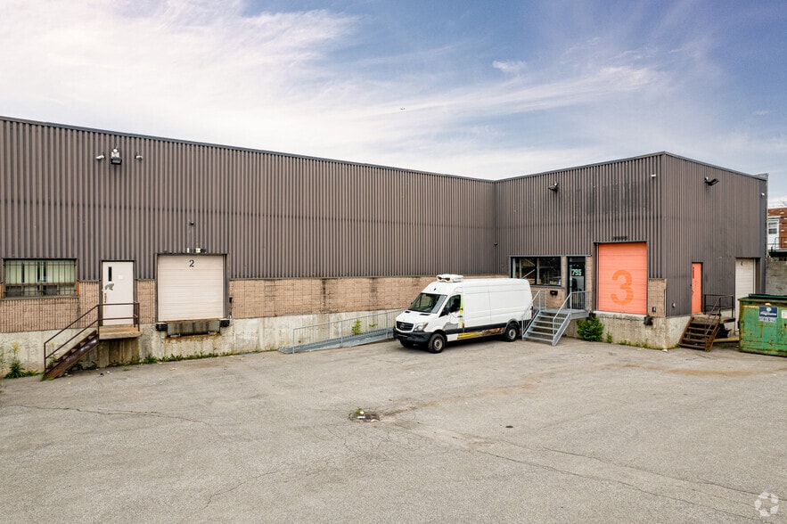 795 Boul Curé-Labelle, Laval, QC for sale - Primary Photo - Image 1 of 11