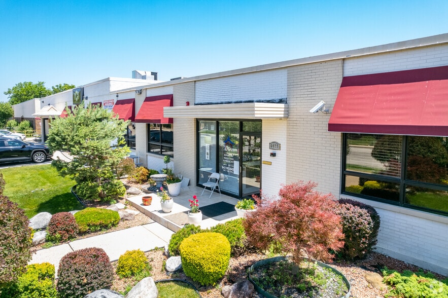 6421-6425 N Hamlin Ave, Lincolnwood, IL for lease - Building Photo - Image 3 of 6