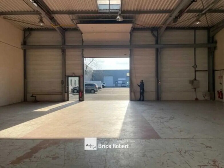 Flex in Bron for lease - Interior Photo - Image 3 of 6