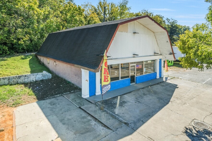 207 & 211 N Riverside Dr portfolio of 2 properties for sale on LoopNet.com - Building Photo - Image 2 of 24