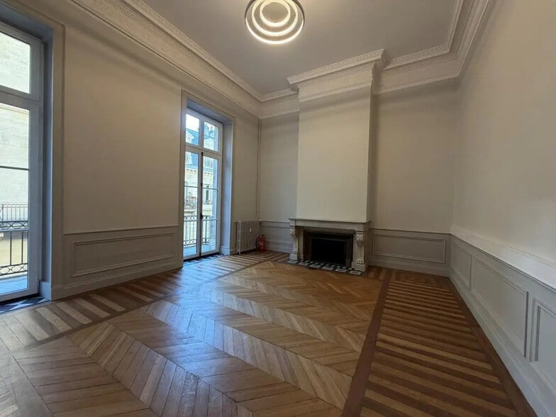 Office in Bordeaux for lease - Interior Photo - Image 1 of 4