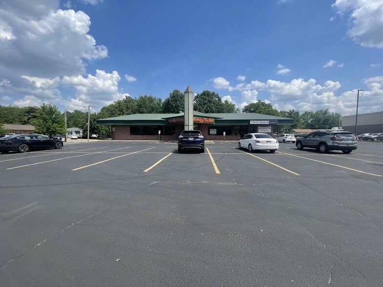 156 W Morton Ave, Jacksonville, IL for lease - Building Photo - Image 2 of 5