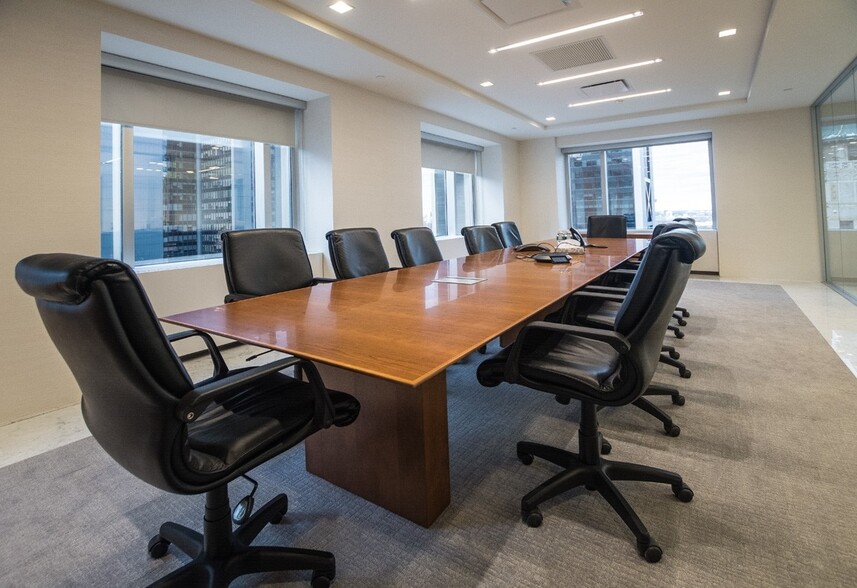 712 Fifth Ave, New York, NY for lease - Building Photo - Image 1 of 13