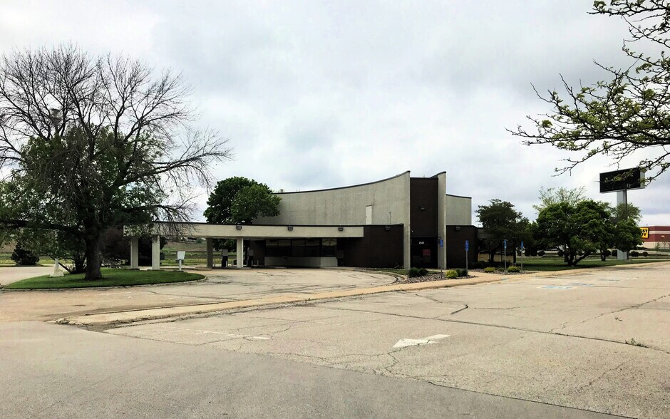 2532 Crossroads Blvd, Waterloo, IA for sale - Building Photo - Image 3 of 4