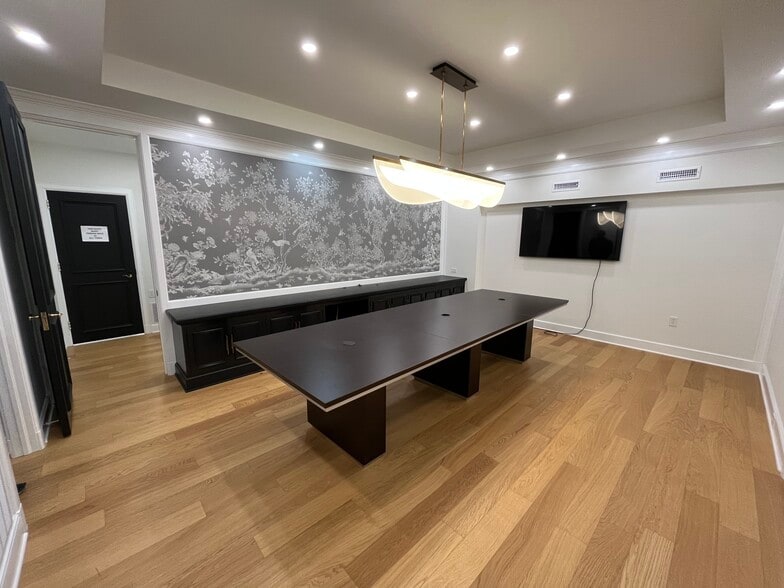 1042 NW 69th St, Oklahoma City, OK for lease - Building Photo - Image 2 of 6