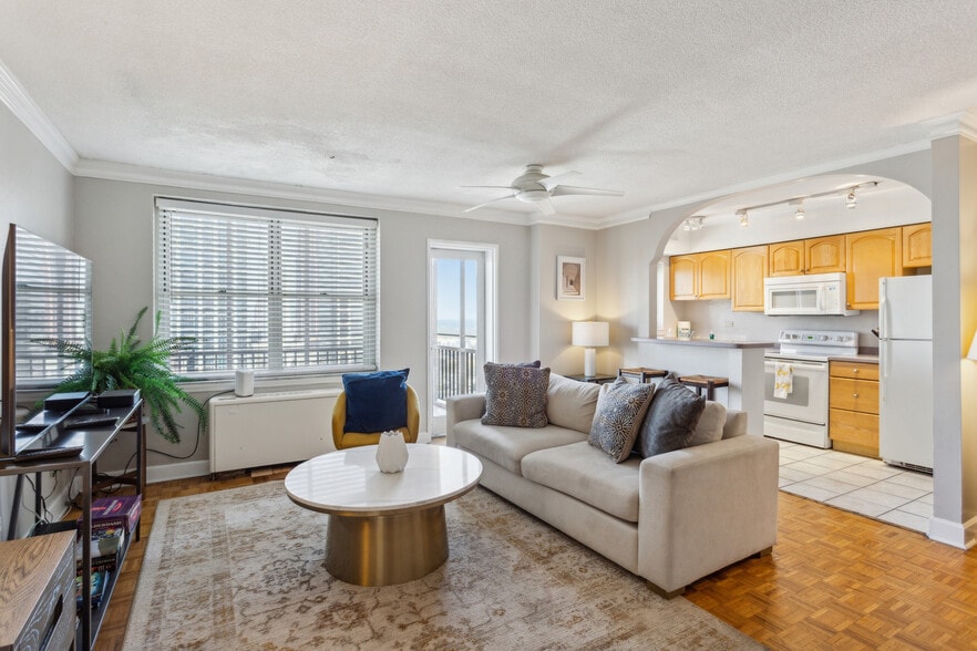 Peachtree Towers (3 Units) portfolio of 3 properties for sale on LoopNet.com - Building Photo - Image 2 of 11