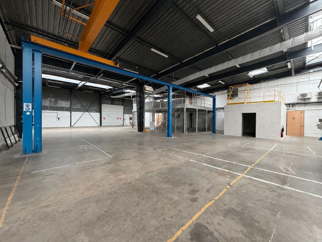 Flex in Dardilly for lease Building Photo- Image 1 of 15