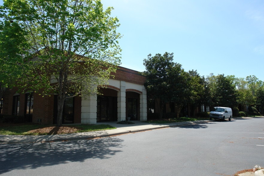 2400 Crownpoint Executive Dr, Charlotte, NC for lease - Building Photo - Image 2 of 15