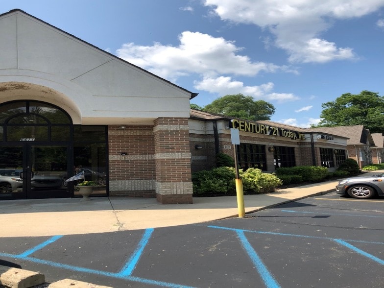 6611 Commerce Rd, West Bloomfield, MI 48324 Office for Sale