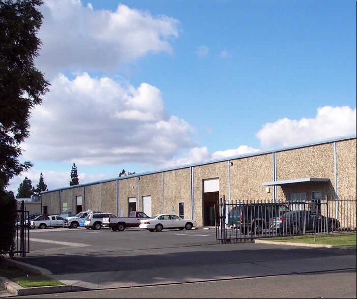 2657-2677 N Argyle Ave, Fresno, CA for lease - Building Photo - Image 1 of 7