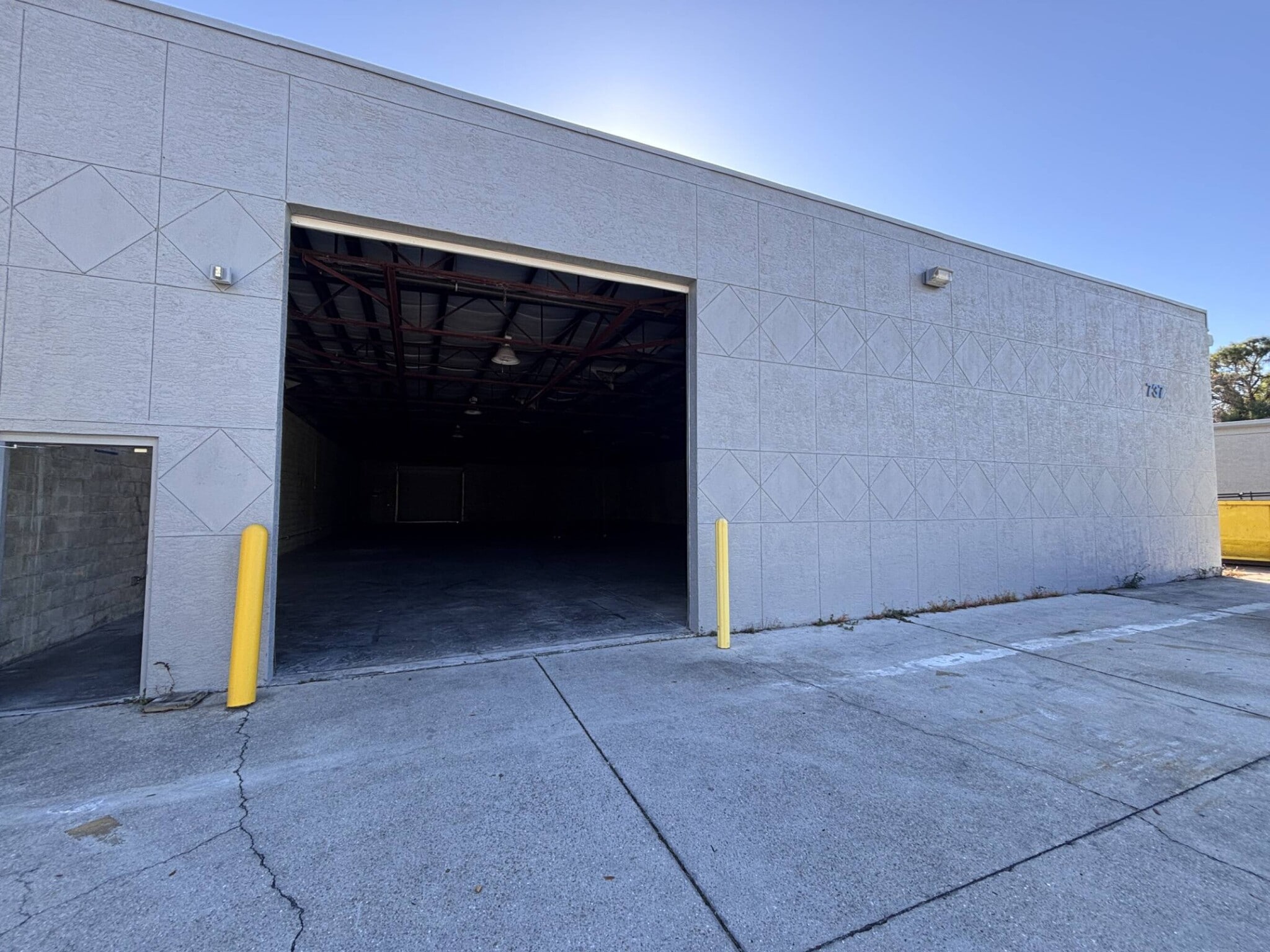 733-737 Commerce Dr, Venice, FL for lease Interior Photo- Image 1 of 4