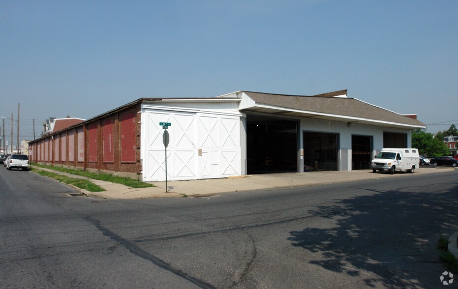 N 14th Street Portfolio portfolio of 4 properties for sale on LoopNet.com - Primary Photo - Image 2 of 4