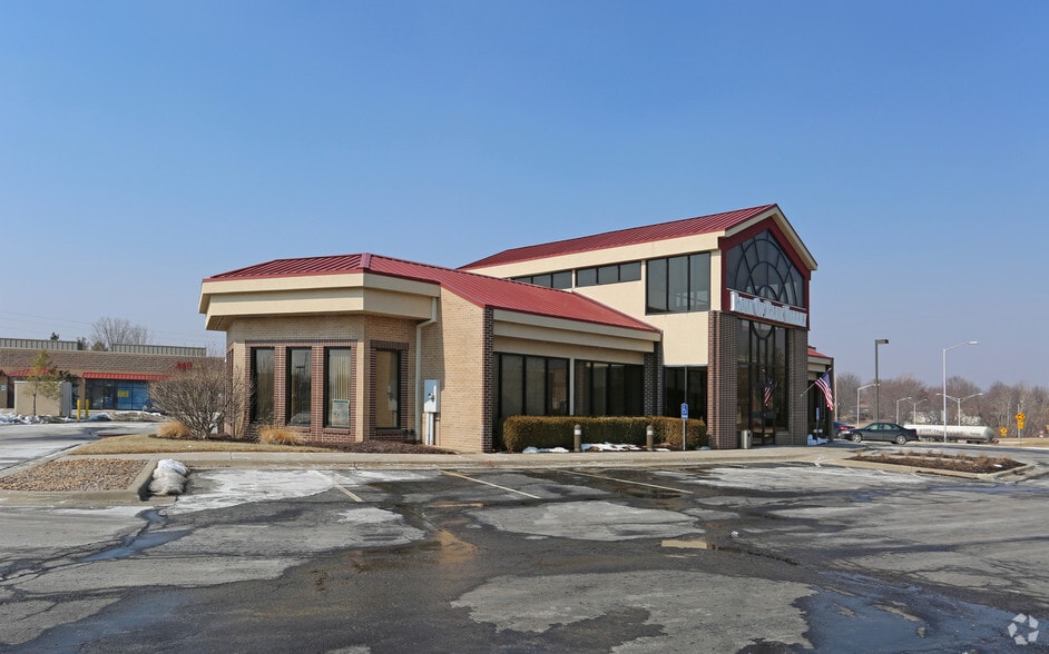 5520 Hedge Lane Ter, Shawnee, KS for sale - Building Photo - Image 2 of 16