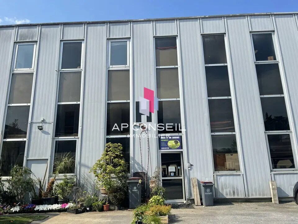 Office in Les Loges-en-Josas for lease Building Photo- Image 1 of 4