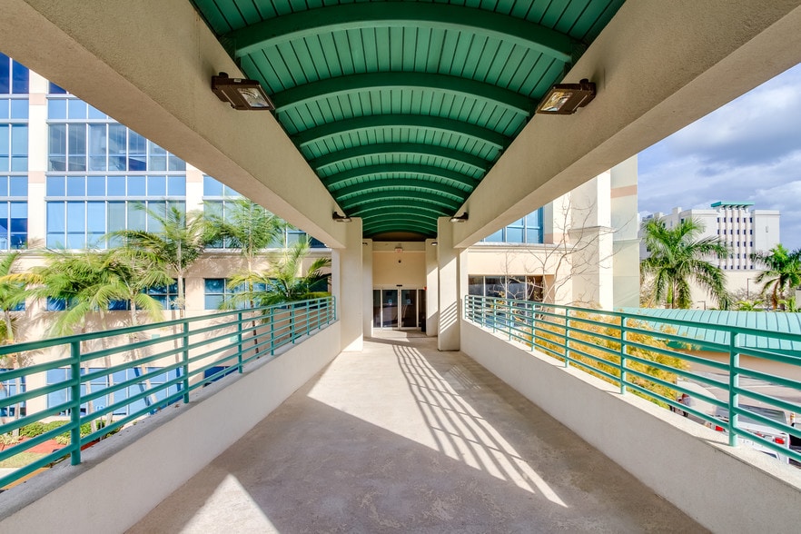 21097 NE 27th Ct, Aventura, FL for lease - Building Photo - Image 3 of 14
