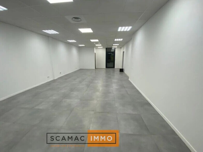 Retail in Aix-en-Provence for lease - Building Photo - Image 3 of 4