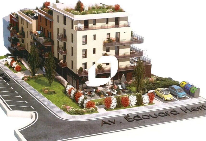 Retail in Voiron for lease - Building Photo - Image 1 of 7