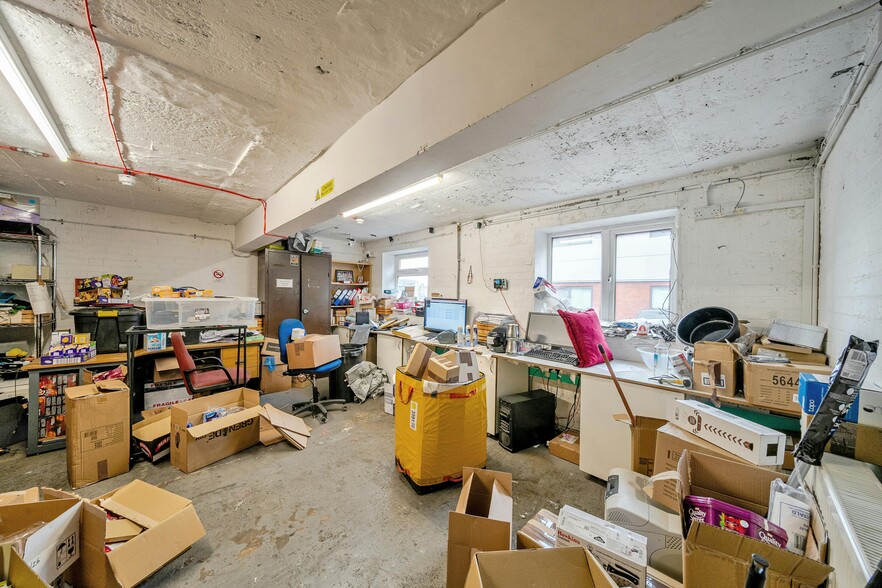 10 Greycaine Rd, Watford for lease - Building Photo - Image 3 of 21