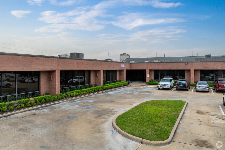 10435 Greenbough Dr, Stafford, TX for lease - Building Photo - Image 3 of 12