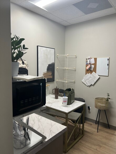 1400-1420 NW Vivion Rd, Kansas City, MO for lease - Building Photo - Image 3 of 22