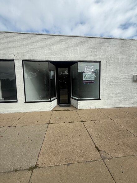814-824 Glen Flora Ave, Waukegan, IL for lease - Building Photo - Image 2 of 5