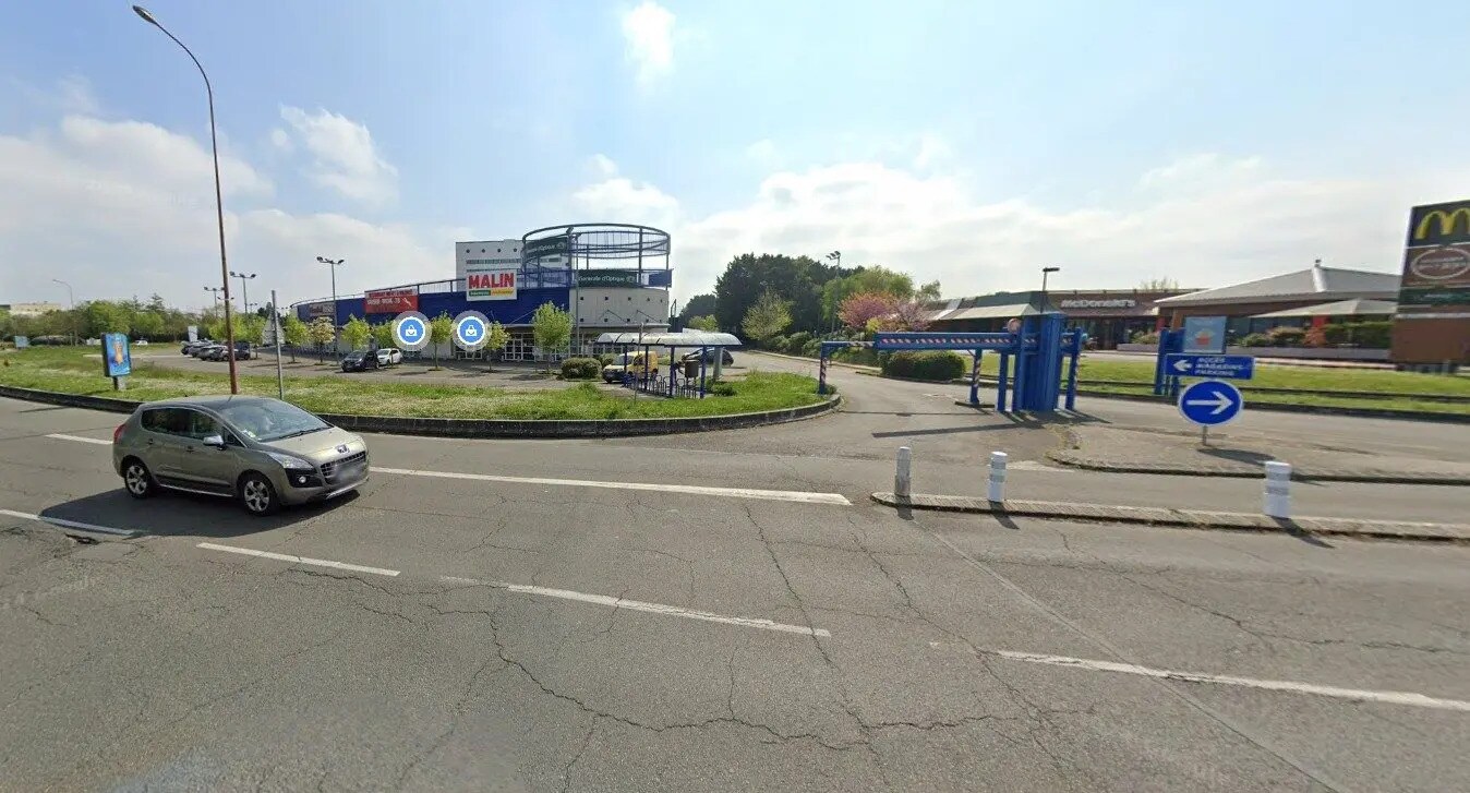 Retail in Maurepas for lease Building Photo- Image 1 of 8